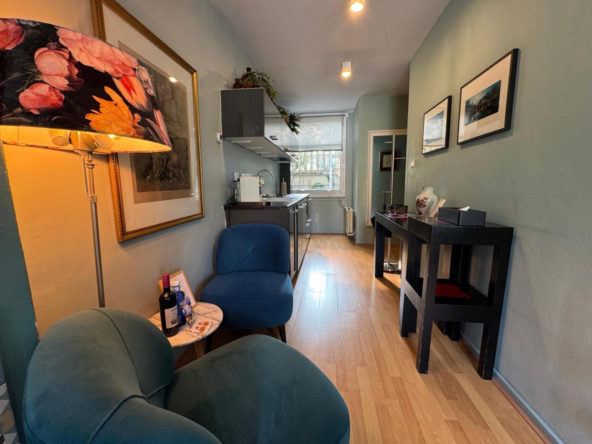Bed & Breakfast Decor Canal House