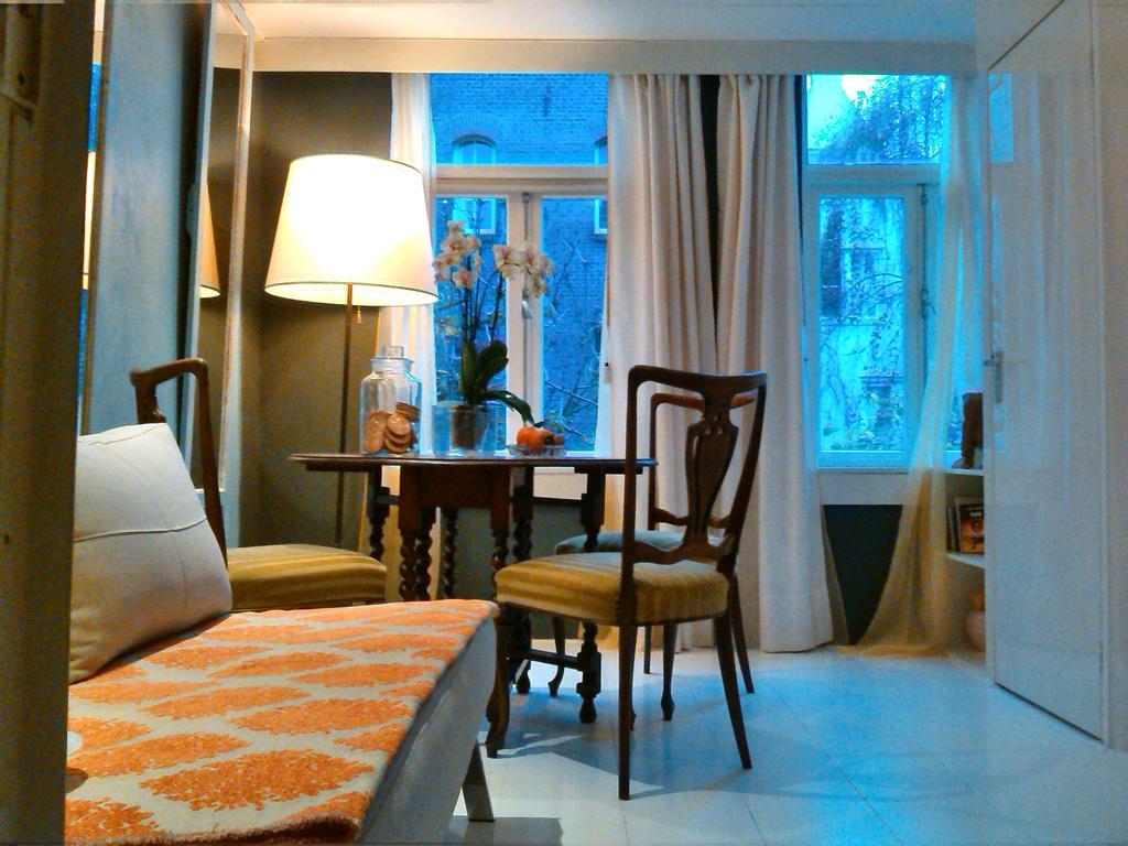 Miss Jordaan For Quiet Travellers Couette-café