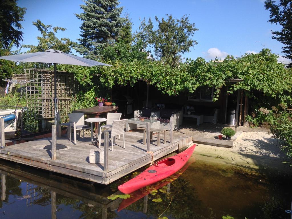 Couette-café Houseboat Between Windmills *