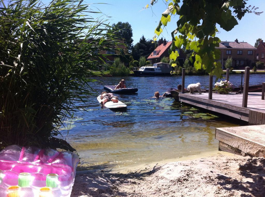 Couette-café Houseboat Between Windmills *