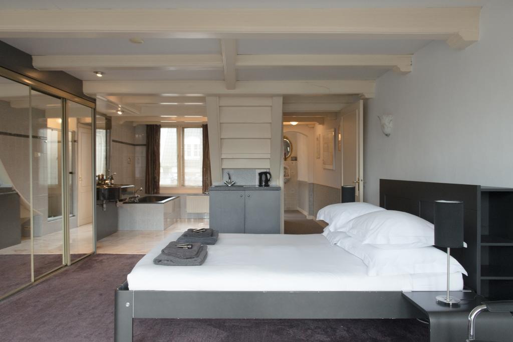 Double Floor Canal Estate Guest house