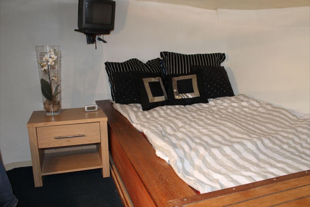 Botel Houseboat William & Houseboat Arthur Amsterdam