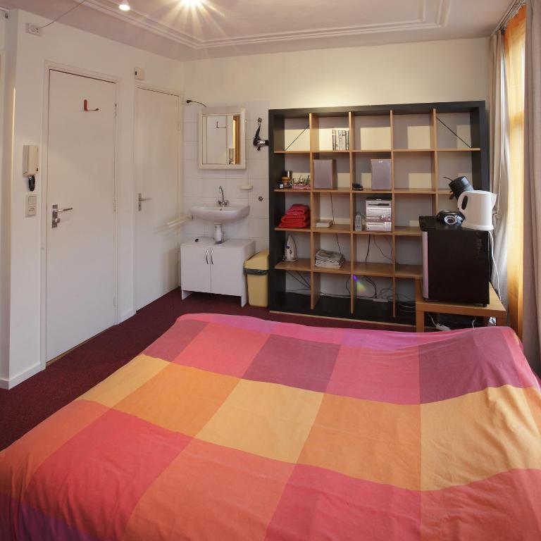 Alexander's Guest house 2*