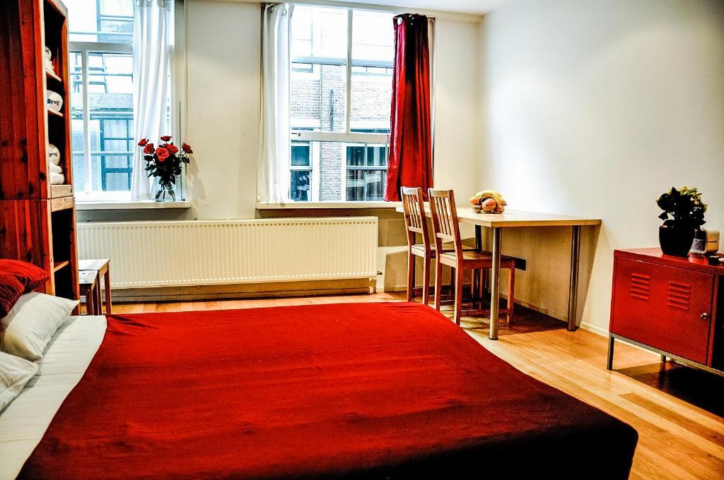 Red Light Studio Apartment *