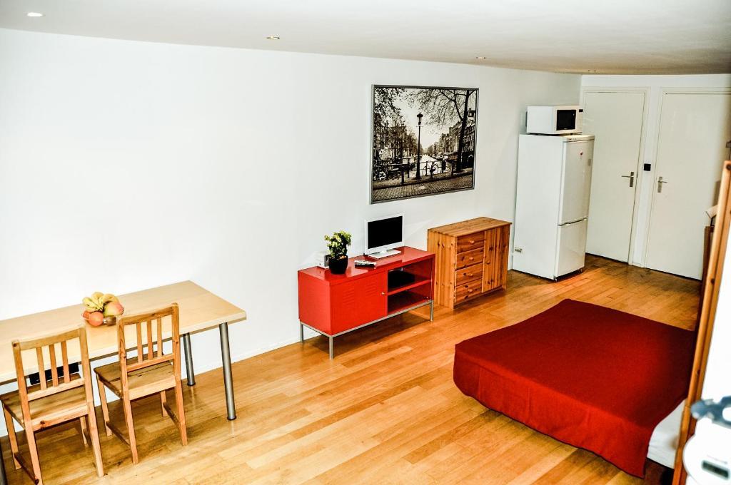 Red Light Studio Apartment