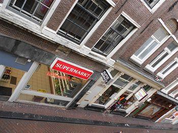 Red Light Studio Apartment
