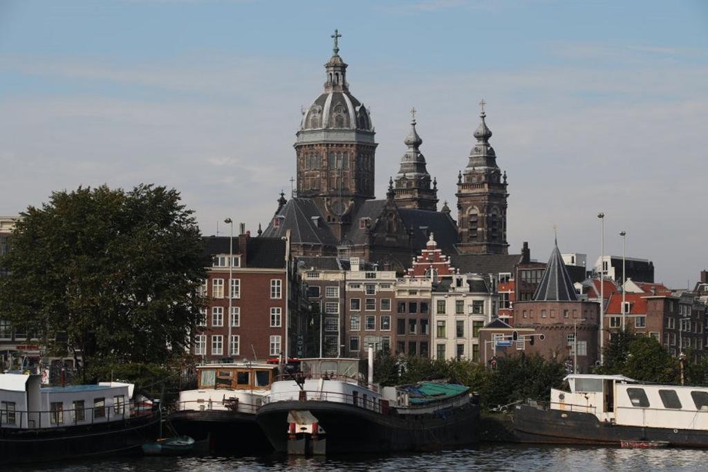 A304 Romantic Seaship In Center Botel