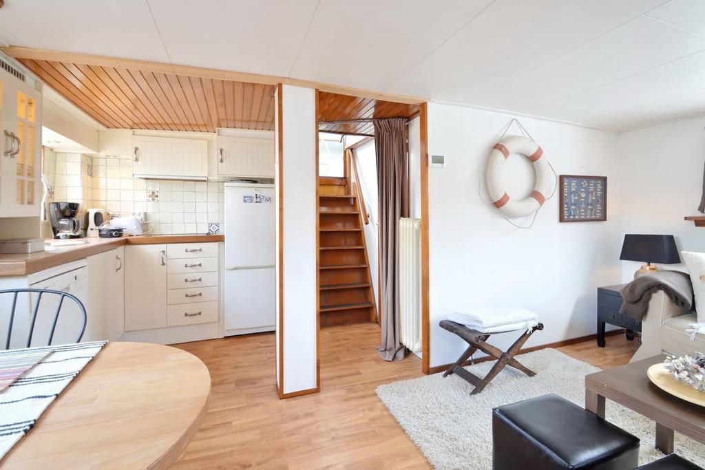 Borneokade Houseboat Bed & Breakfast
