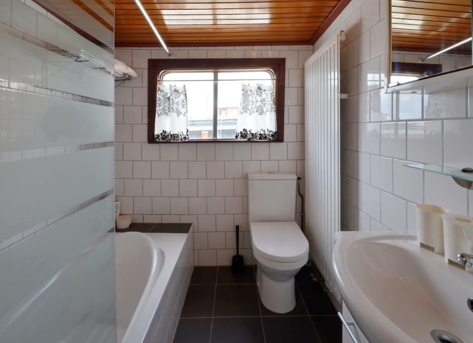 Borneokade Houseboat Bed & Breakfast *
