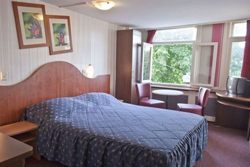 Monopole Hotel