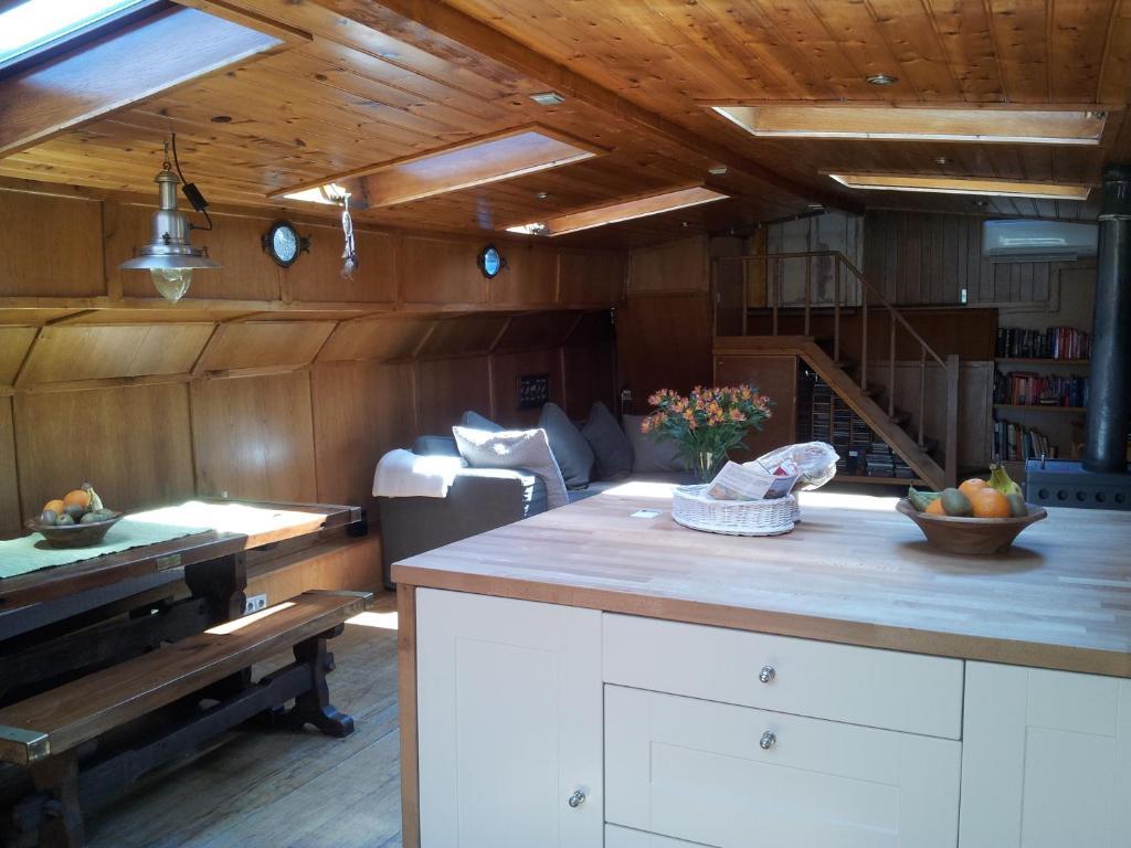 Bateau-hôtel Authentic Ship 