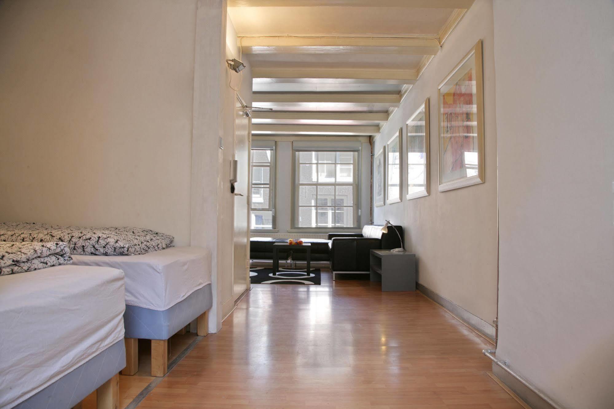 Hotel Ultraviolet *