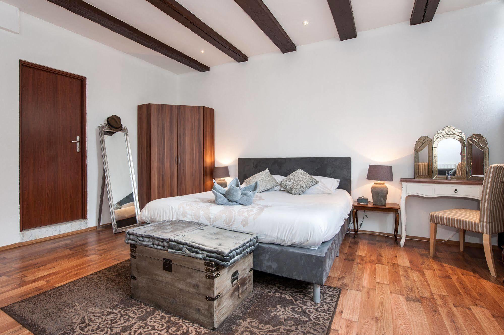 Crown Hotel 3*