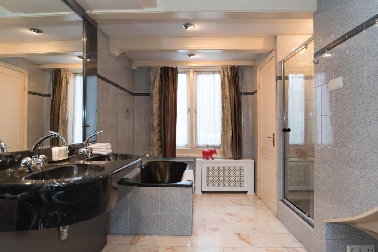 Double Floor Canal Estate Guest house *