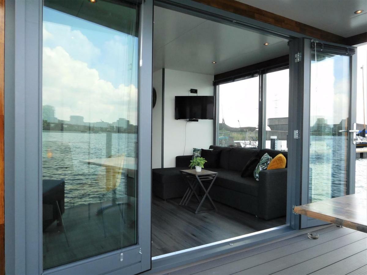 Houseboat Apartment *