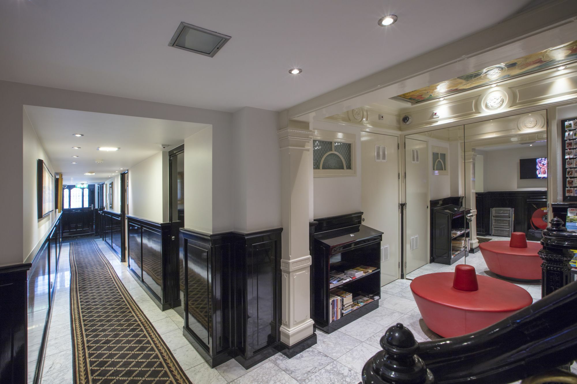 Dutch Masters Short Apartment *