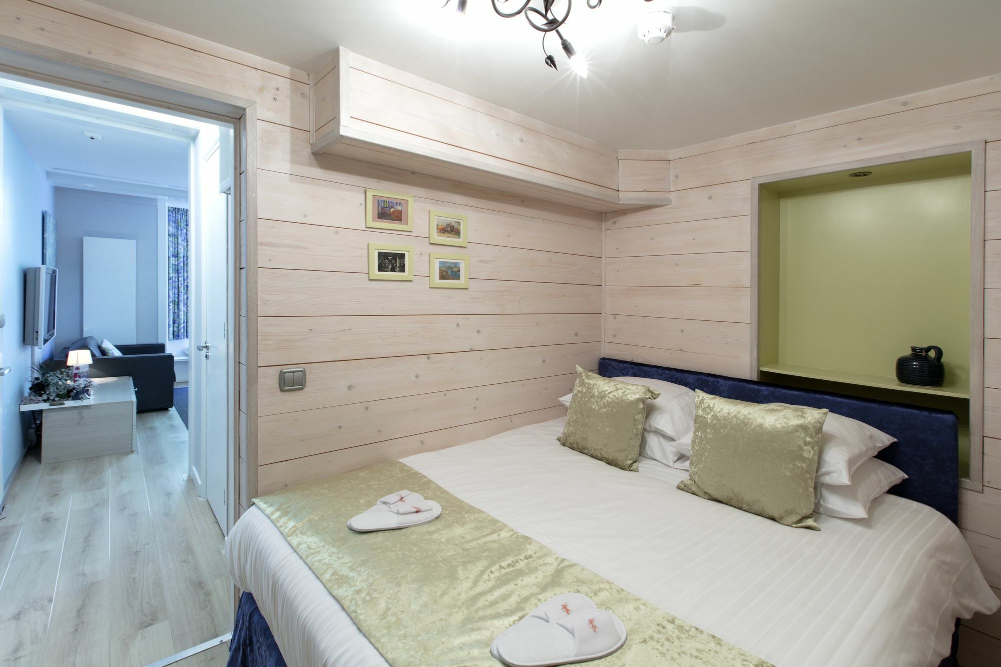 Dutch Masters Short Apartment