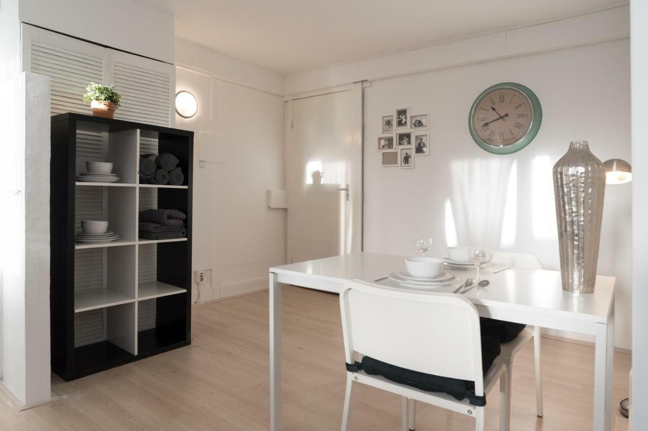 White & Black Studio Apartment *