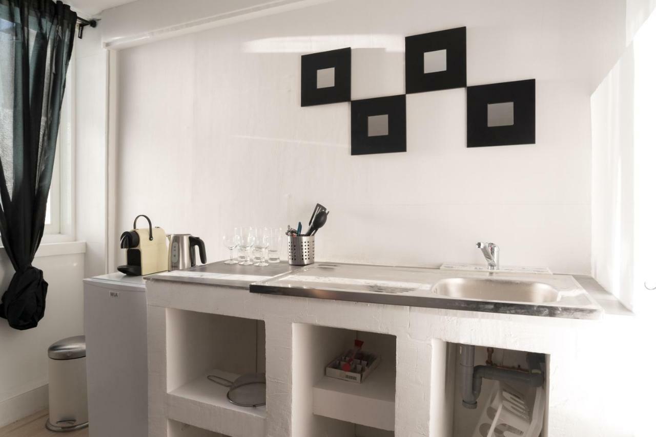 White & Black Studio Apartment Amsterdam