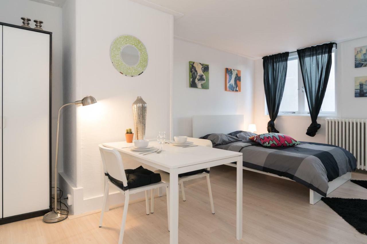 Apartment White & Black Studio