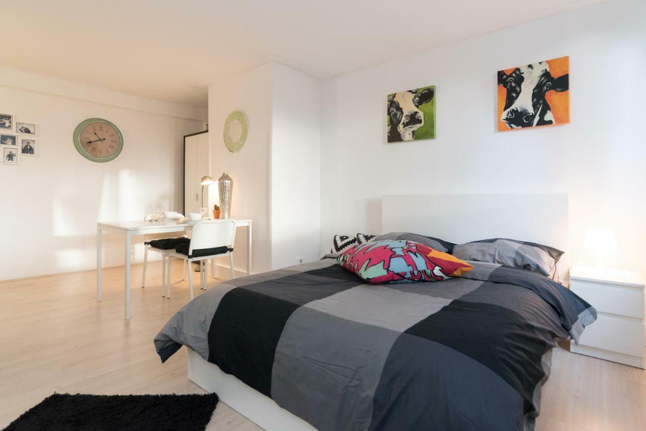 White & Black Studio Apartment *