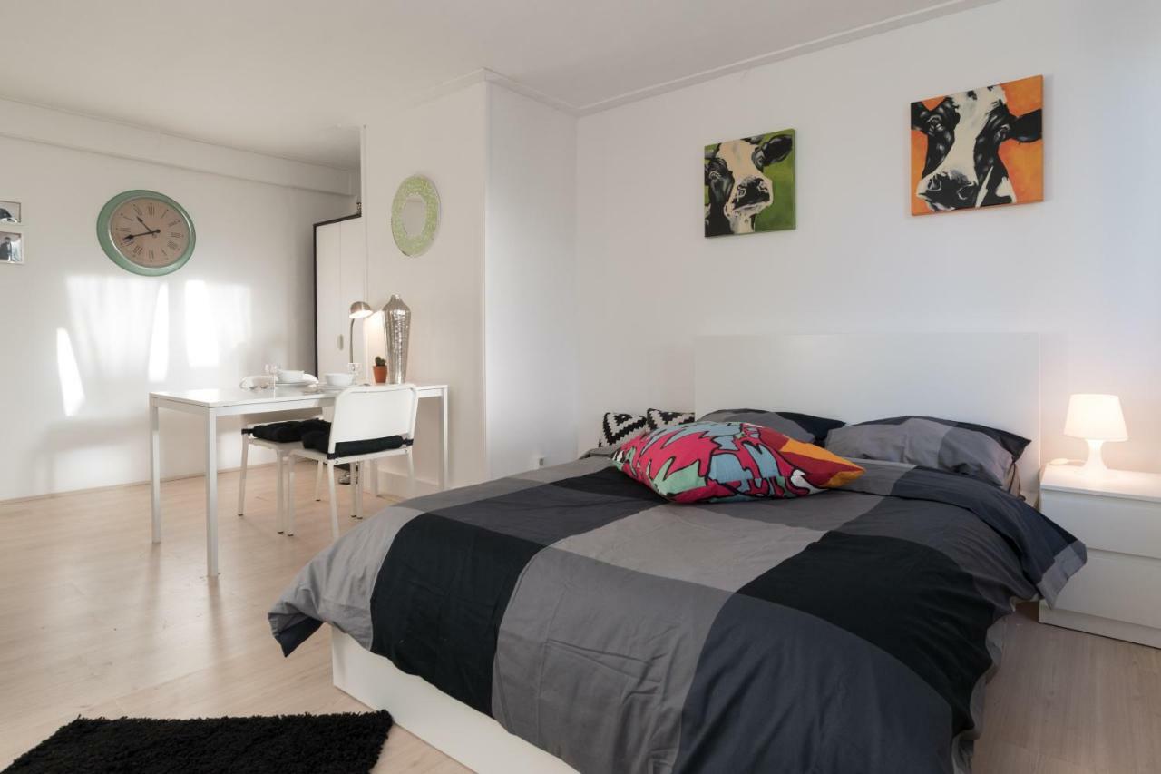White & Black Studio Apartment Amsterdam