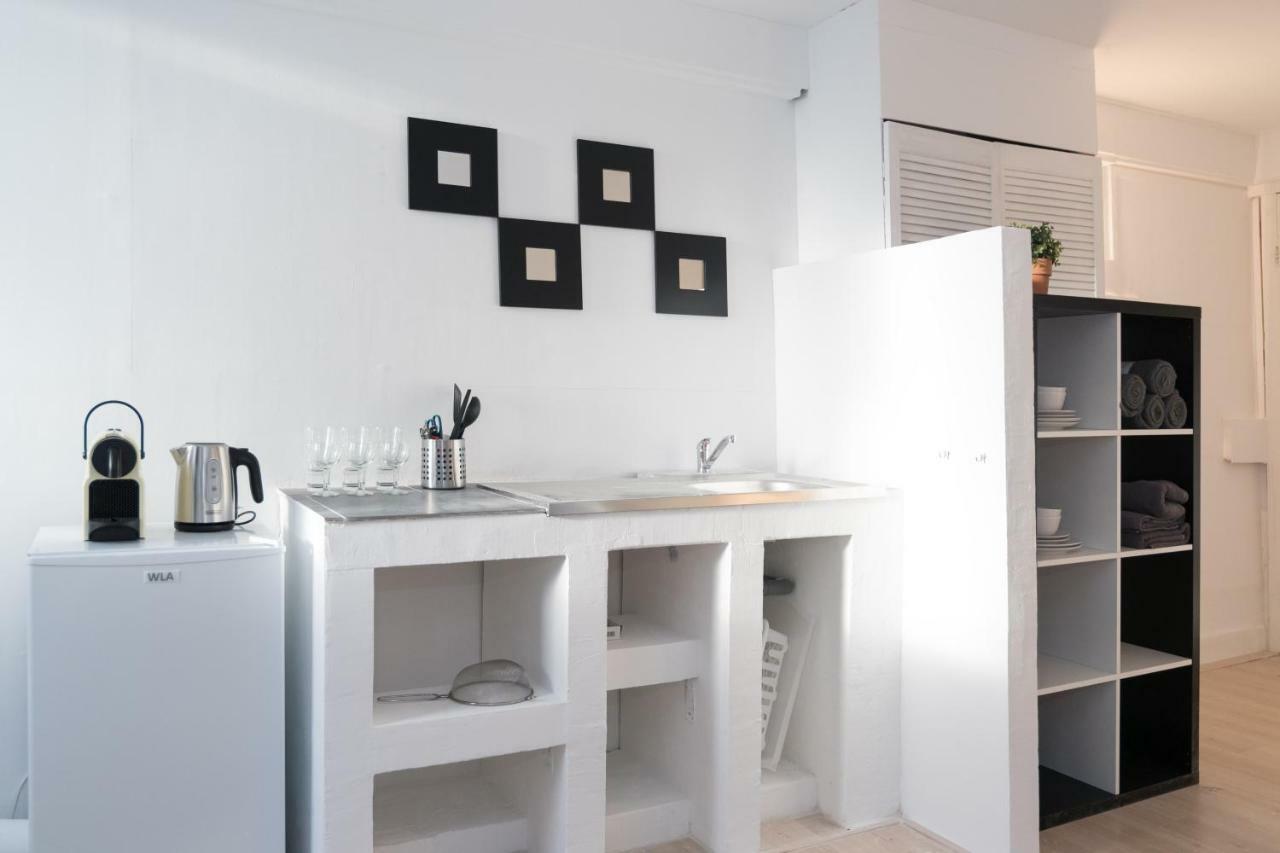 White & Black Studio *