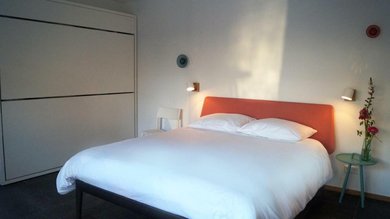 Room With A Few Bed & Breakfast