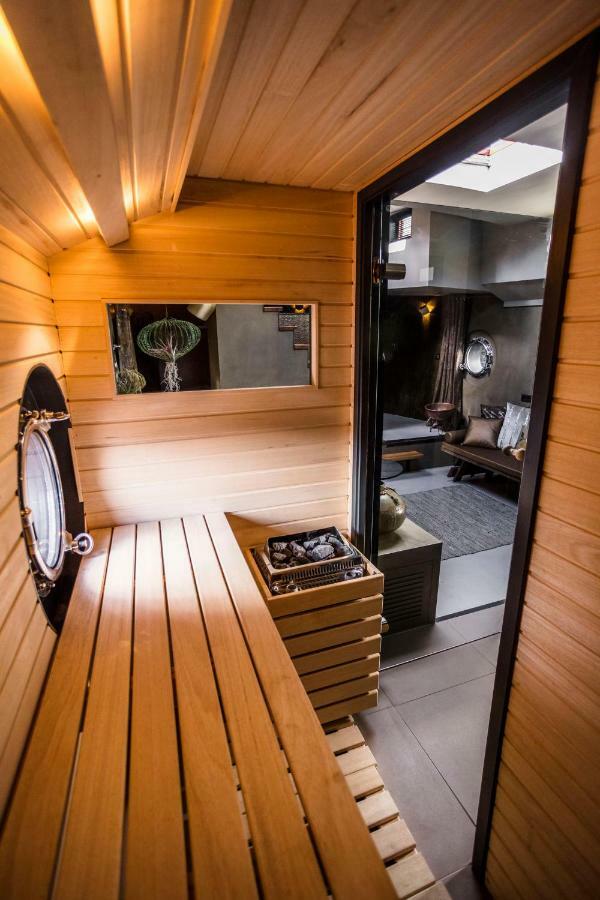 Bed & Breakfast Boat & Boost