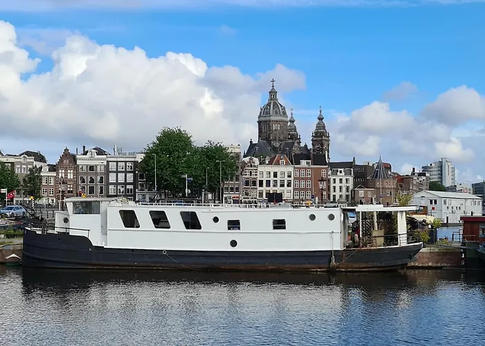 Beagle Family Houseboat