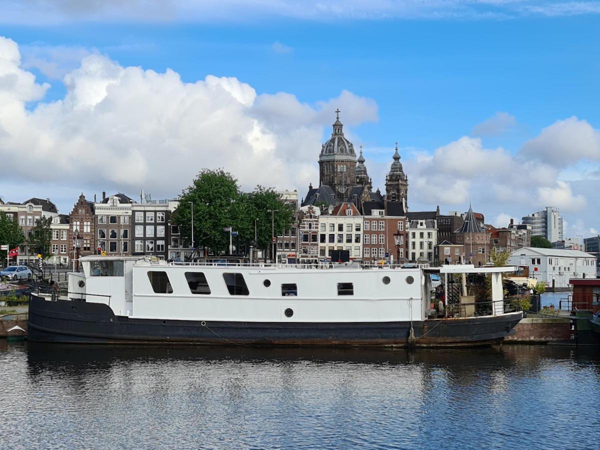 Botel Beagle Family Houseboat *
