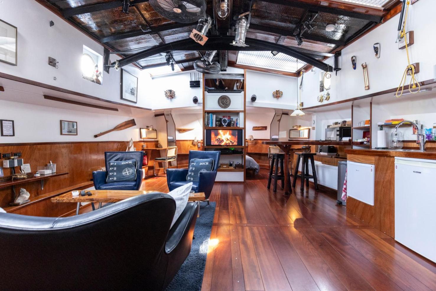 Anna Houseboat *