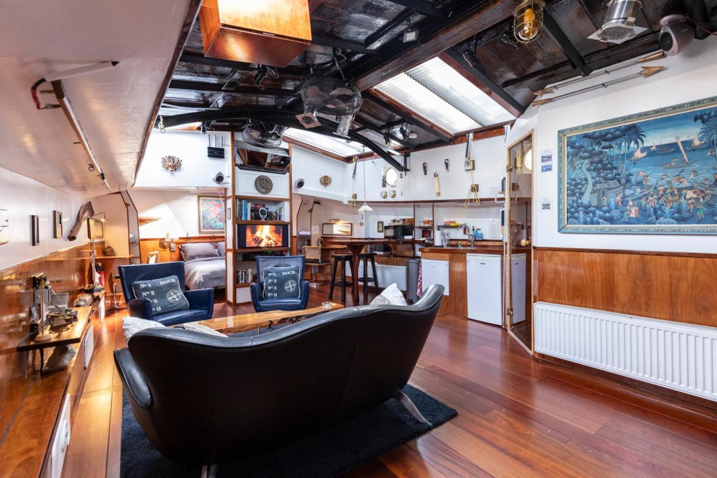 Anna Houseboat Botel Amsterdam