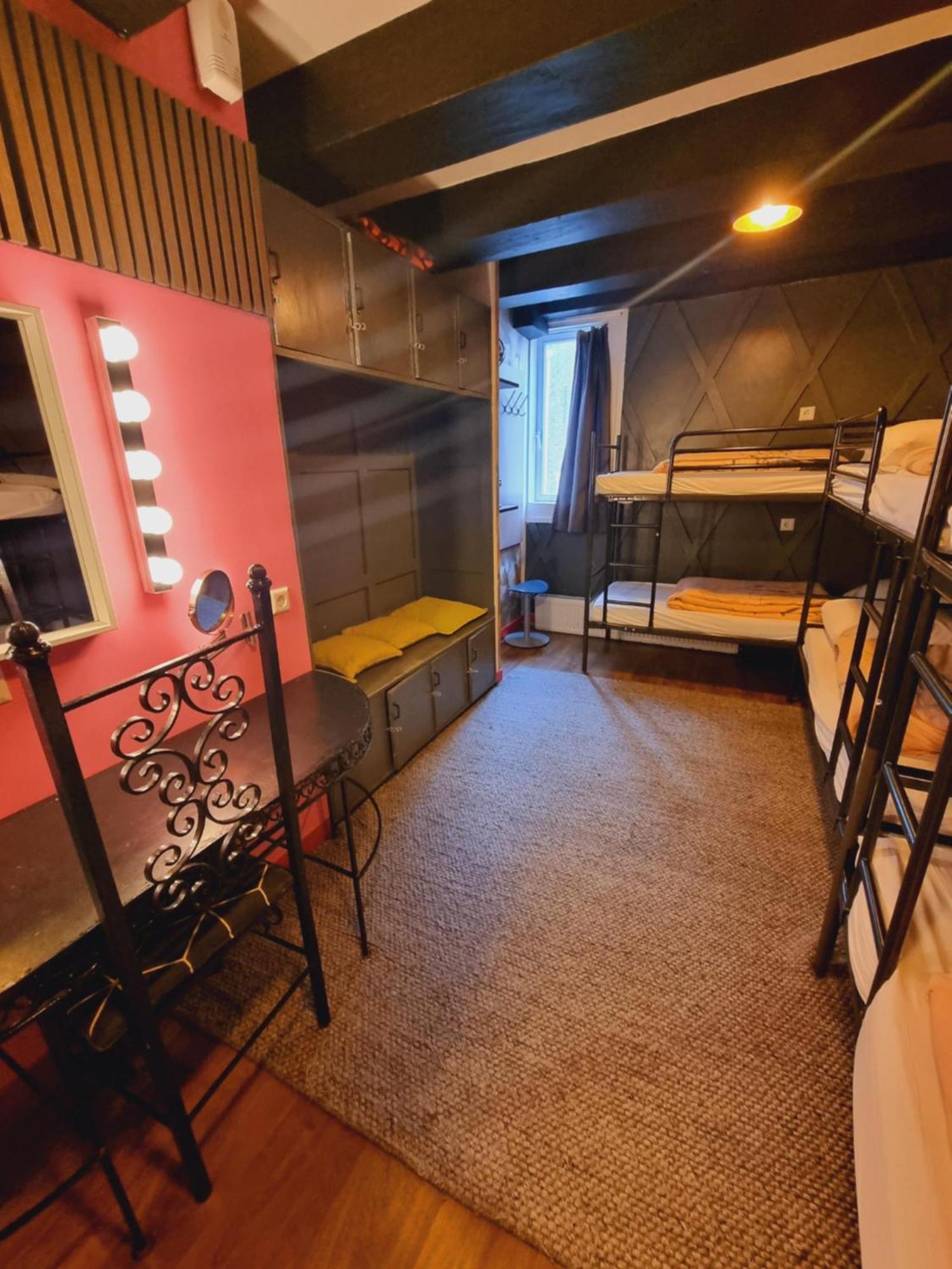 Albergue Downtown Canal View *