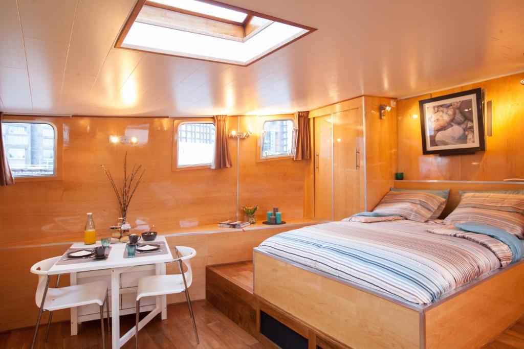 Houseboat Ms 3 Gebroeders Couette-café