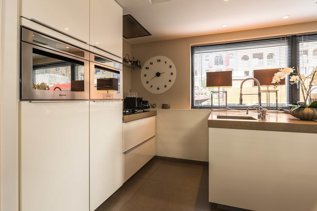Houseboat-apartment Sumatra Amsterdam