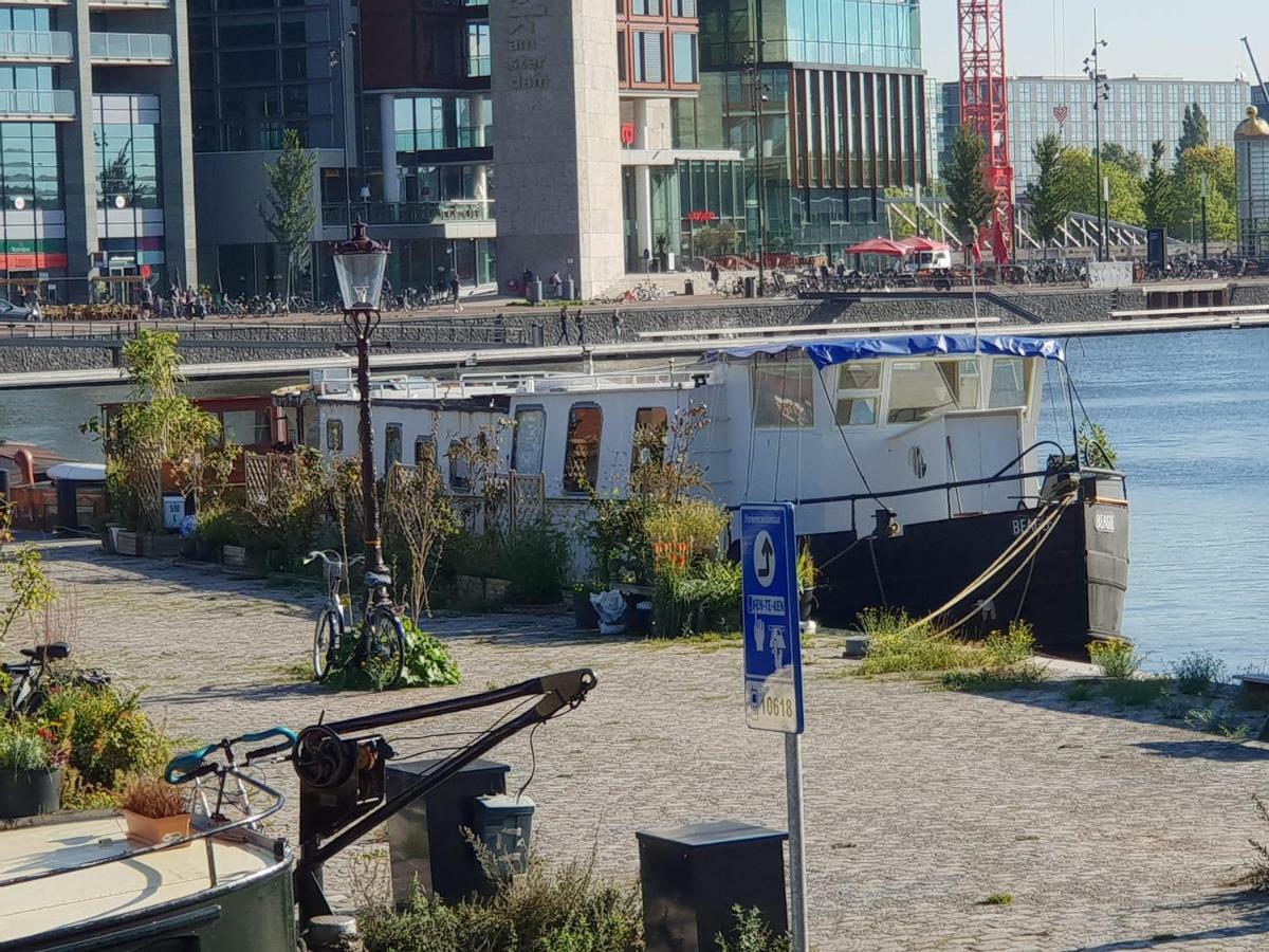 Botel Beagle Family Houseboat *
