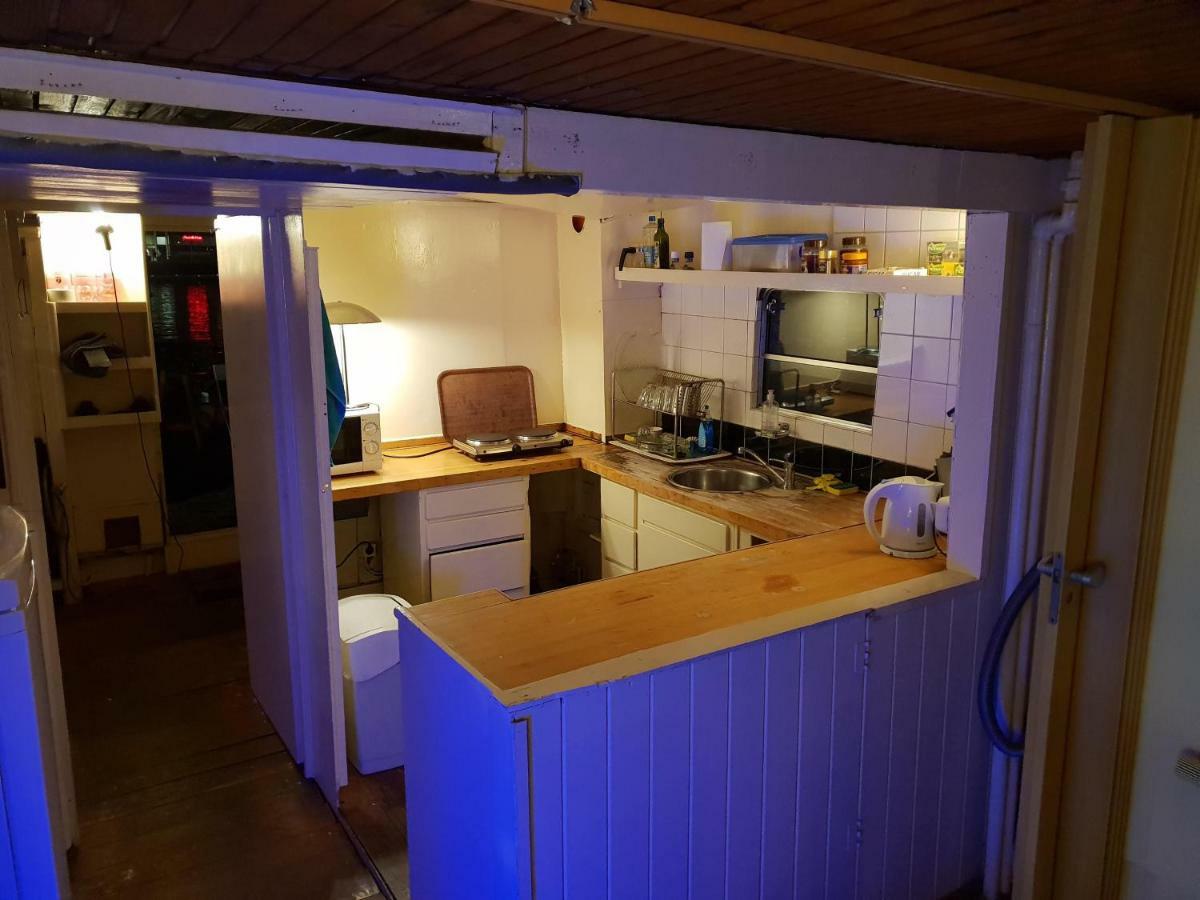 Beagle Family Houseboat Botel *