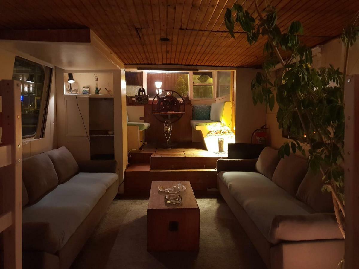 Beagle Family Houseboat Amsterdam