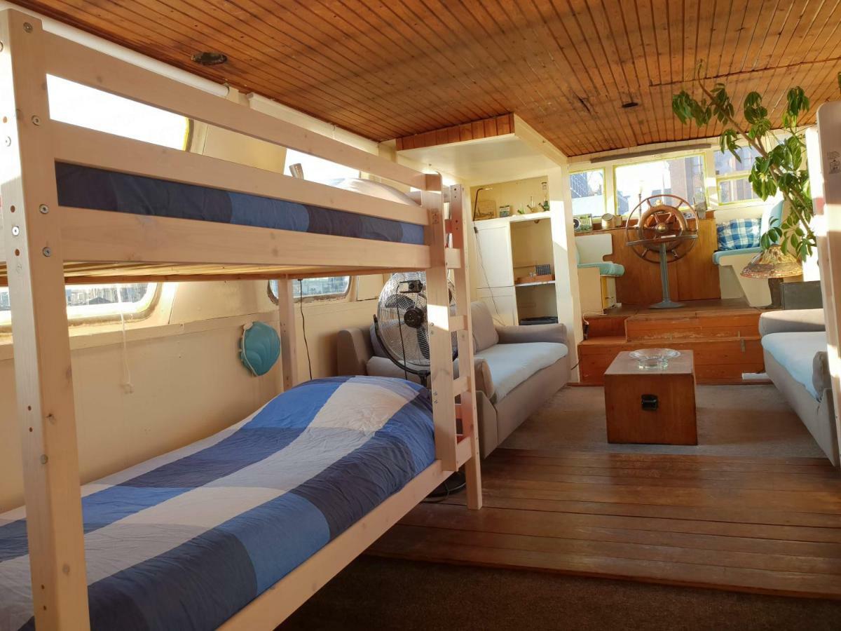 Botel Beagle Family Houseboat *