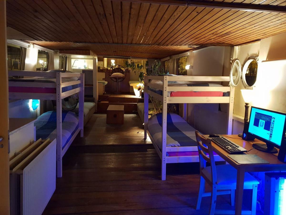 Beagle Family Houseboat