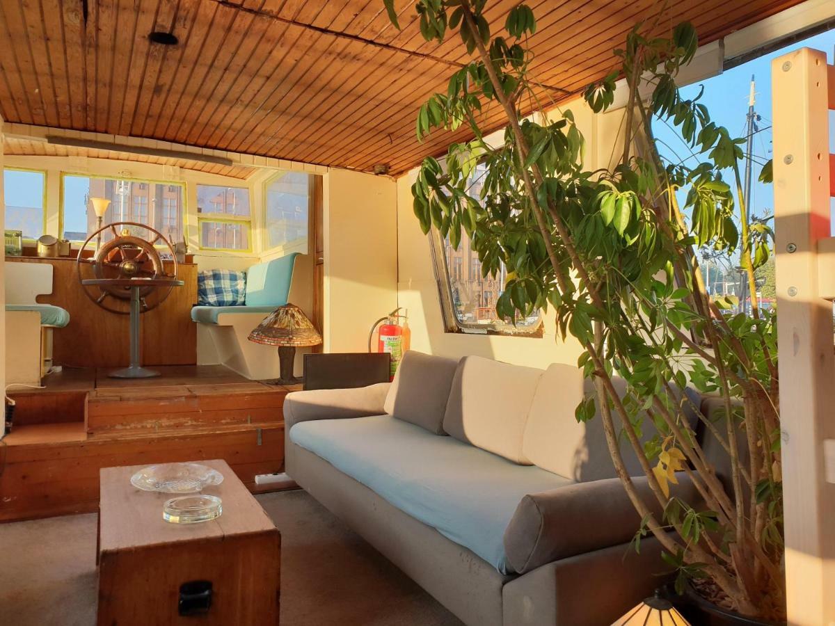 Beagle Family Houseboat *