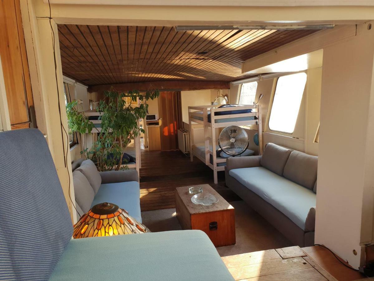 Botel Beagle Family Houseboat *