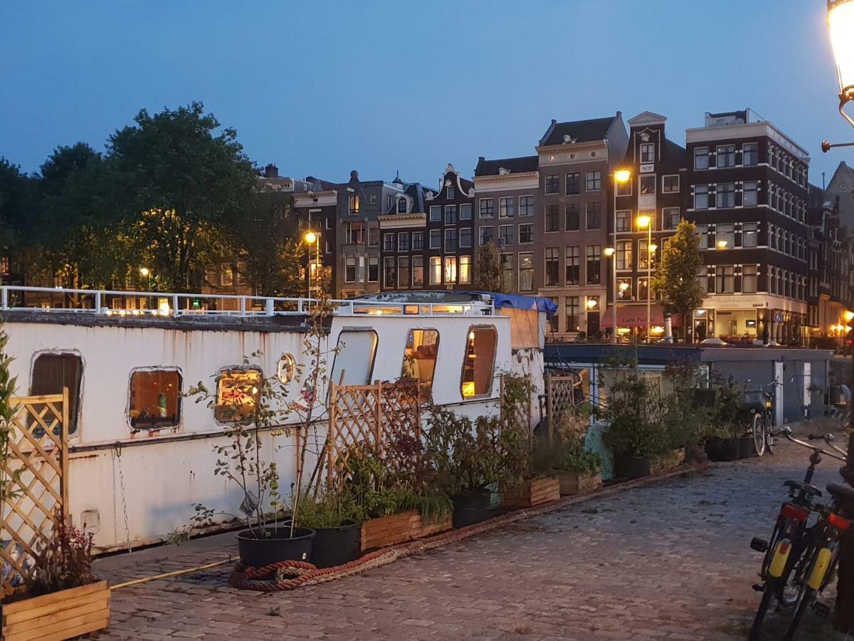 Botel Beagle Family Houseboat *