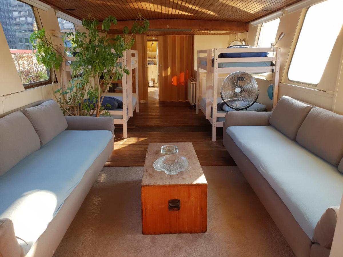 Beagle Family Houseboat Botel