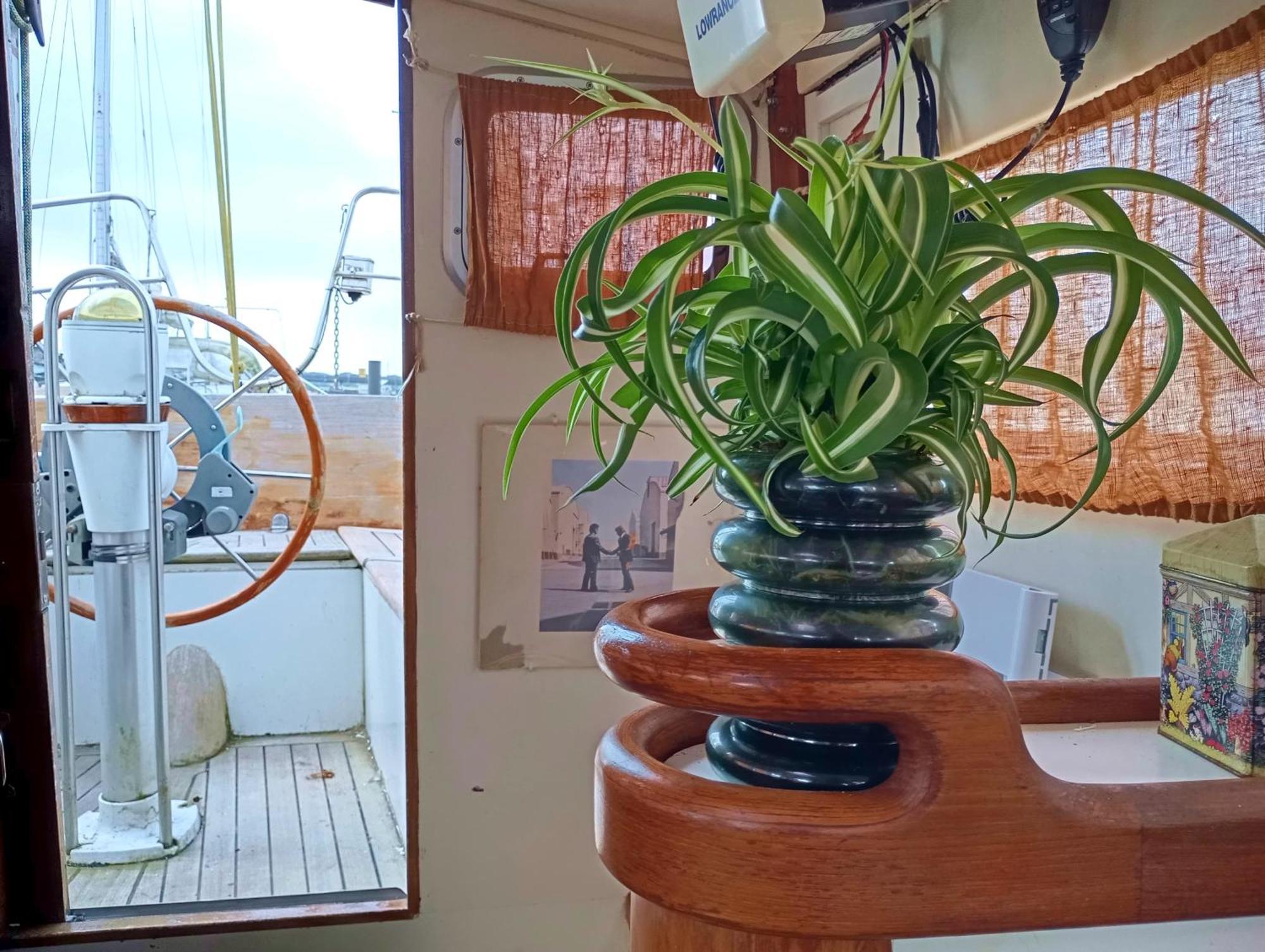 Botel Sailboat Retreat *