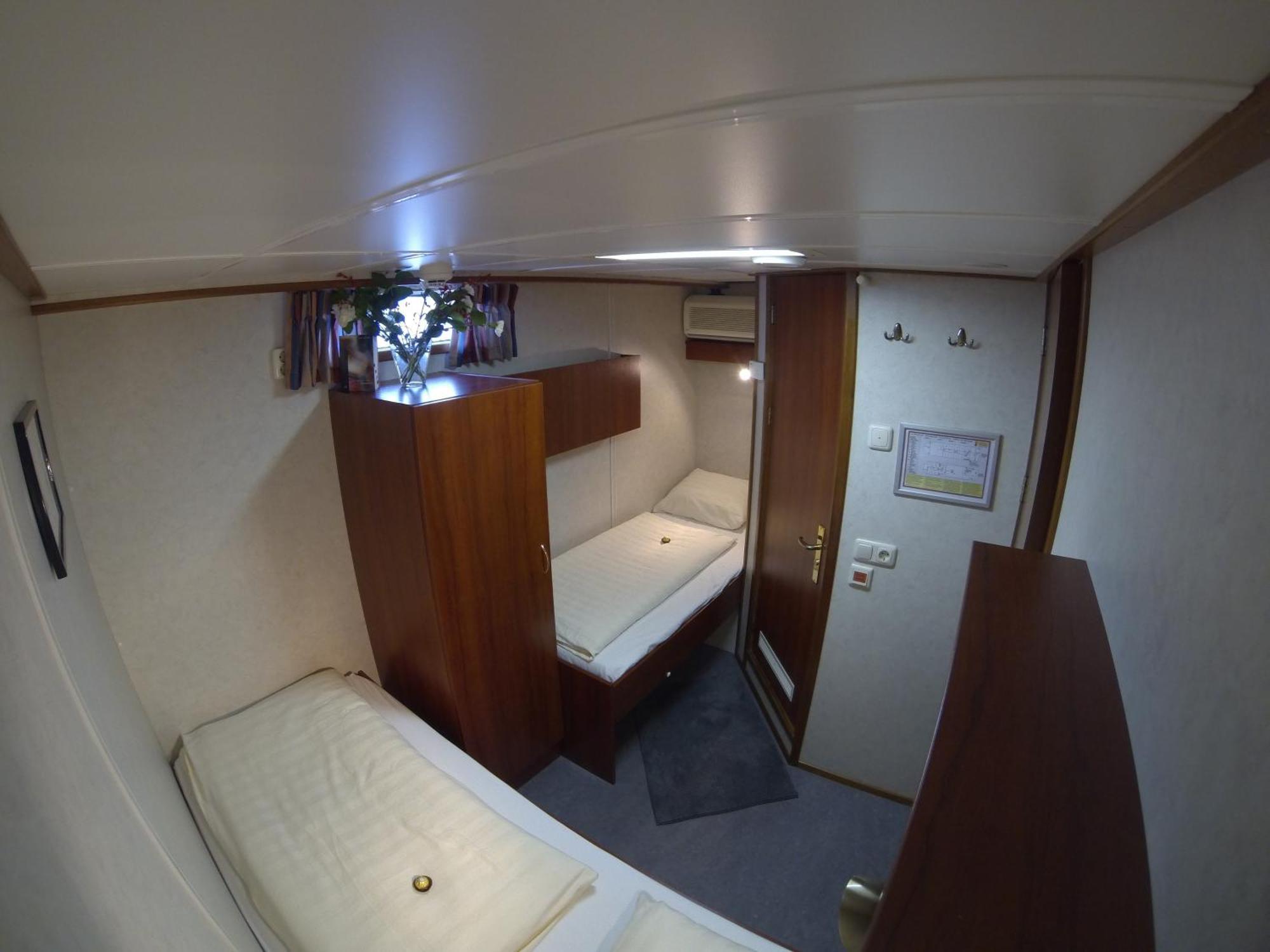 Botel Clair D'Etoile Hotel *