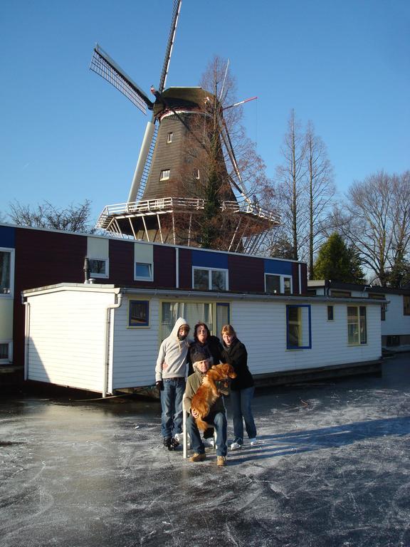 Houseboat Under The Mill Botel