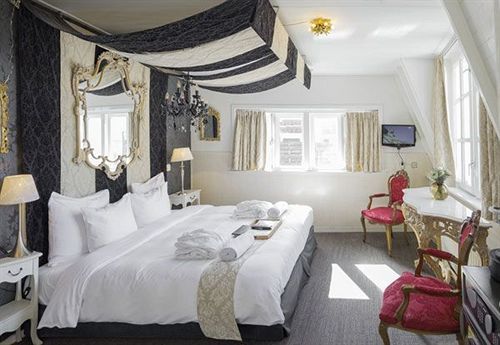 Rosalia's Menagerie Cocktail Bar & Innupstairs Hotel 3*