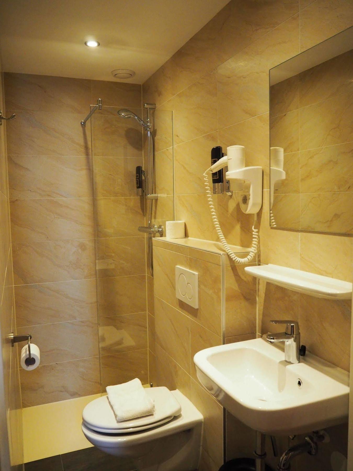 Hotel Blossoms City Hotel